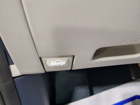 Used 2025 Hyundai Venue Limited image 26