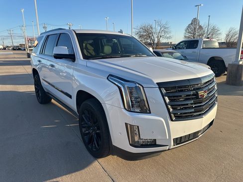 Used 2019 Cadillac Escalade Premium Luxury image 3