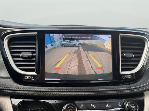 Used 2022 Chrysler Pacifica Touring-L FWD image 25