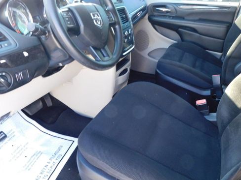 Used 2019 Dodge Grand Caravan SE w/ UConnect Hands-Free Group image 11