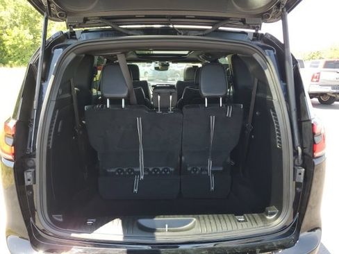 Used 2026 Chrysler Pacifica Limited FWD image 10