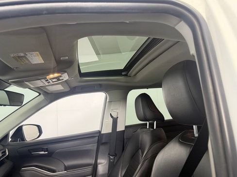 Used 2023 Toyota Highlander XLE FWD image 22