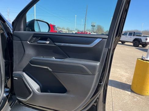 Used 2025 GMC Acadia Elevation image 17