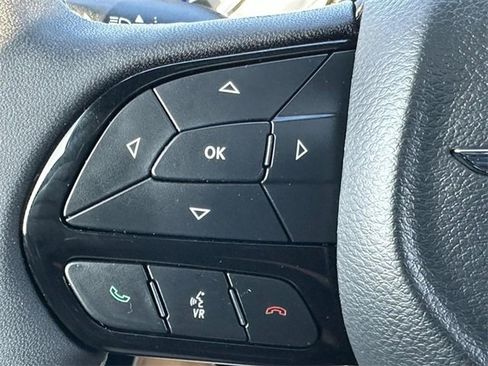 Used 2025 Chrysler Pacifica Limited image 21