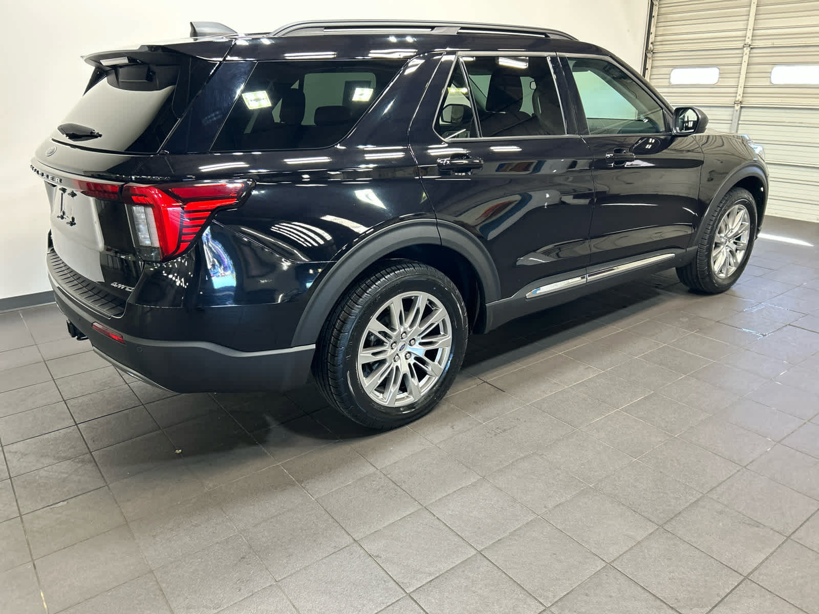 Used 2025 Ford Explorer Active w/ Active Comfort Package AWD/4WD image 5