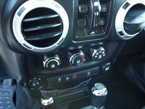 Used 2016 Jeep Wrangler Unlimited Sahara w/ Connectivity Group AWD/4WD image 25