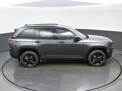 New 2025 Jeep Grand Cherokee Altitude AWD/4WD image 23