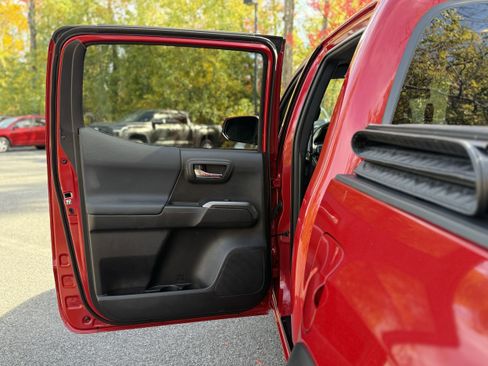 Used 2019 Toyota Tacoma TRD Off-Road image 29