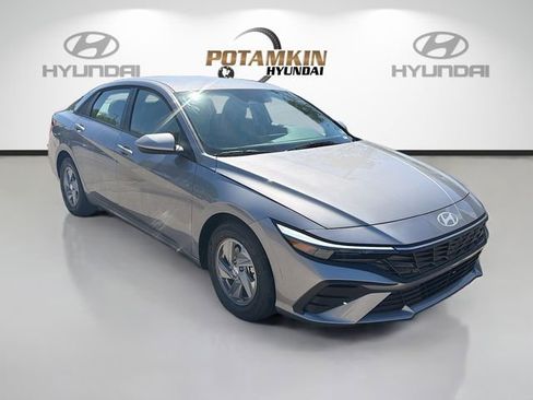 New 2026 Hyundai Elantra SE FWD image 3