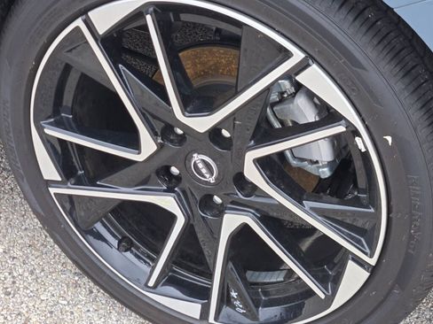 Used 2025 Nissan Sentra SR w/ SR Premium Package image 18