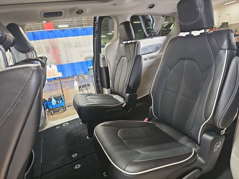 Used 2023 Chrysler Pacifica Limited w/ Uconnect Theater Family Group image 17