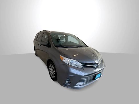 Used 2018 Toyota Sienna XLE w/ XLE Navigation Package image 2