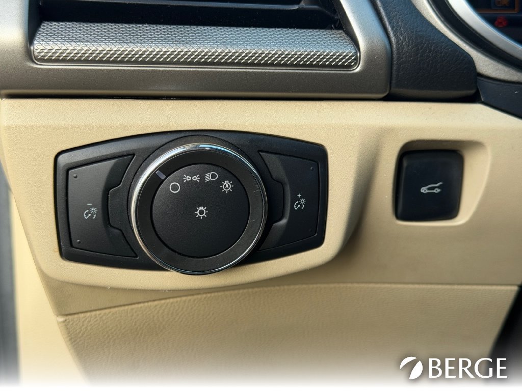 Used 2016 Ford Fusion SE FWD image 29