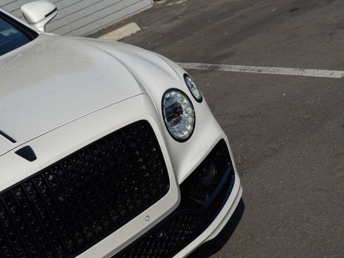 Used 2024 Bentley Flying Spur V8 image 16