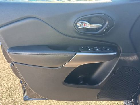 Used 2022 Jeep Cherokee Limited image 11