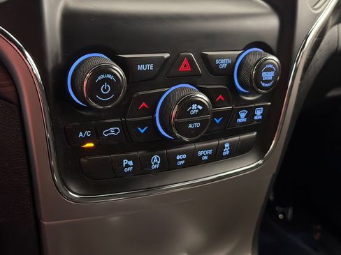 Used 2021 Jeep Grand Cherokee Laredo AWD/4WD image 23