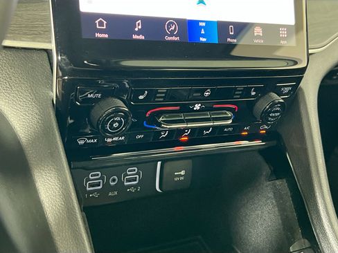 Used 2023 Jeep Grand Cherokee Limited image 16