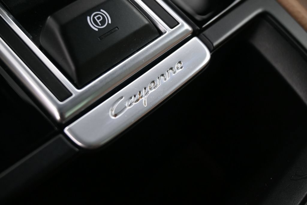 Certified 2022 Porsche Cayenne AWD/4WD image 18