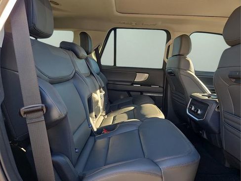 Used 2025 Ford Expedition Active image 15