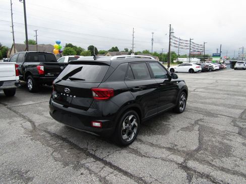 Used 2022 Hyundai Venue SEL FWD image 7