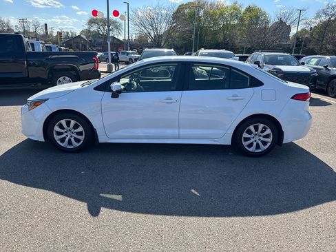 Used 2022 Toyota Corolla LE FWD image 4