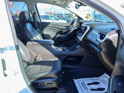 Used 2023 GMC Acadia SLT w/ Preferred Package image 8