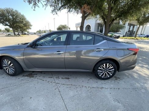 Used 2025 Nissan Altima 2.5 SV image 8