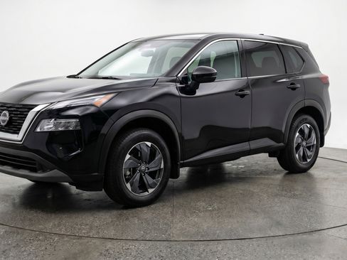 Used 2025 Nissan Rogue SV image 3