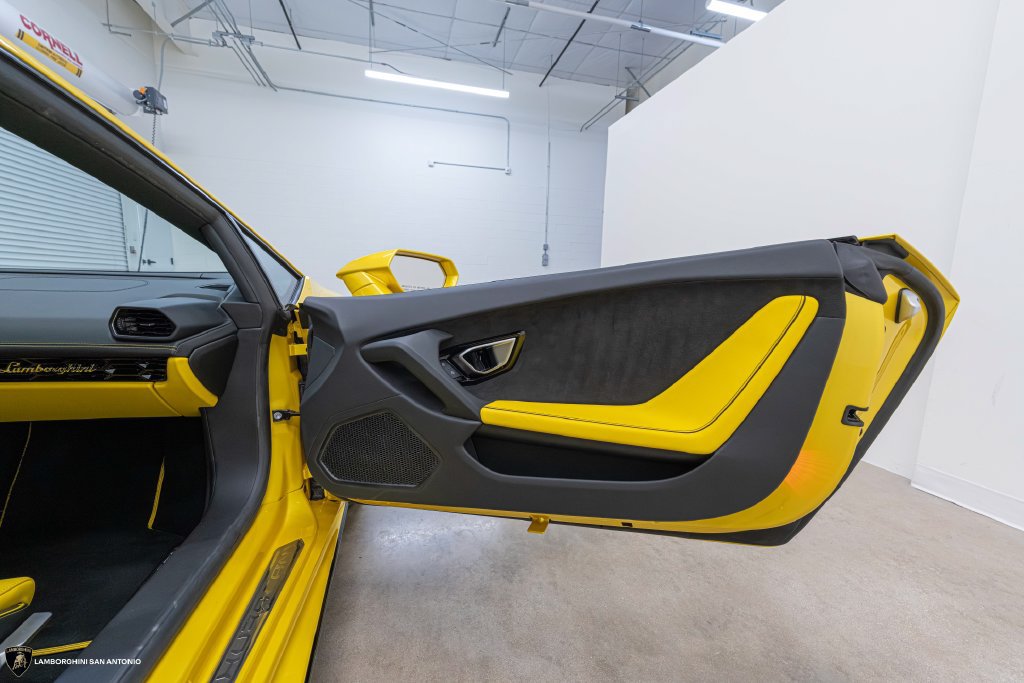 Used 2020 Lamborghini Huracan EVO RWD image 40