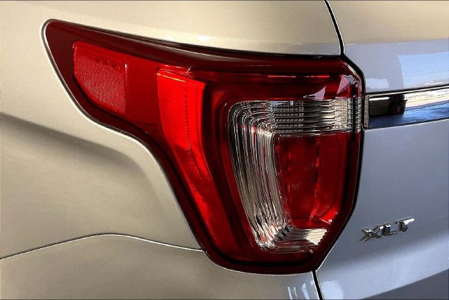 Used 2018 Ford Explorer XLT w/ Equipment Group 202A AWD/4WD image 20