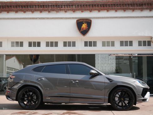 Used 2024 Lamborghini Urus S image 2