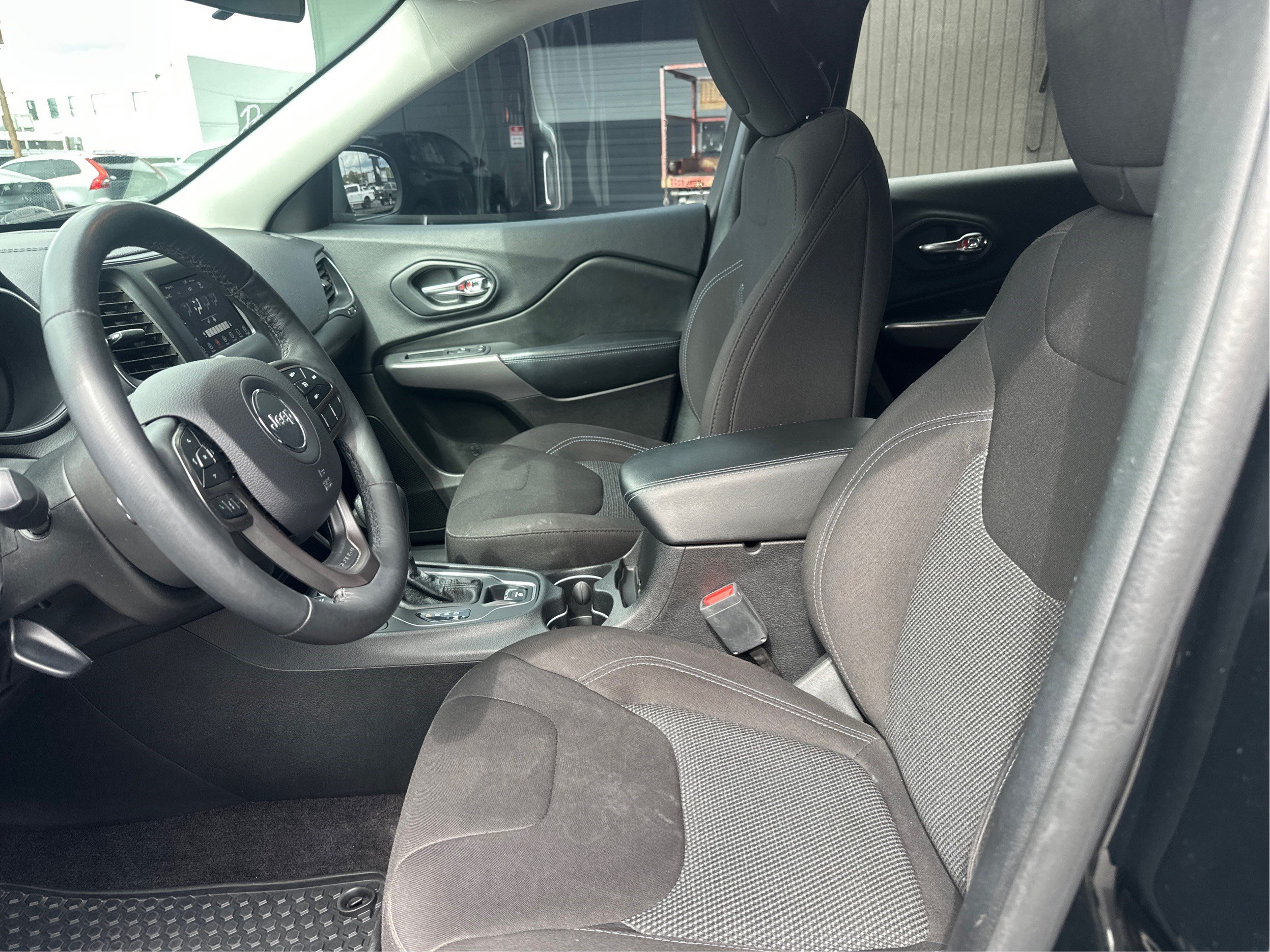 Used 2019 Jeep Cherokee Latitude w/ Cold Weather Group AWD/4WD image 9