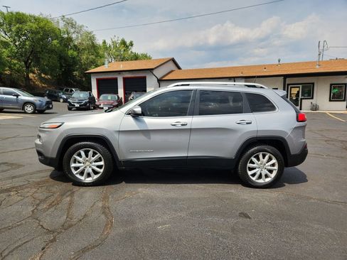 Used 2017 Jeep Cherokee Limited w/ Trailer Tow Group AWD/4WD image 8