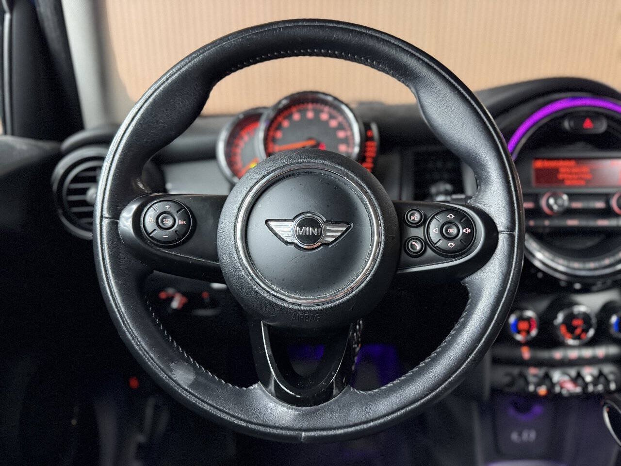 Used 2015 MINI Cooper 4-Door Hardtop FWD image 9