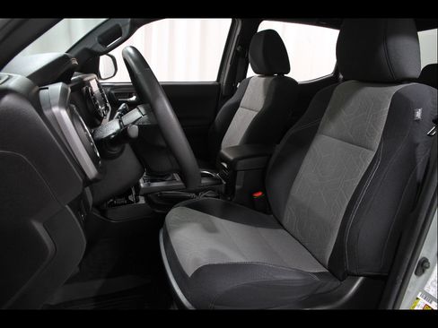 Used 2022 Toyota Tacoma TRD Off-Road w/ Technology Package RWD image 5