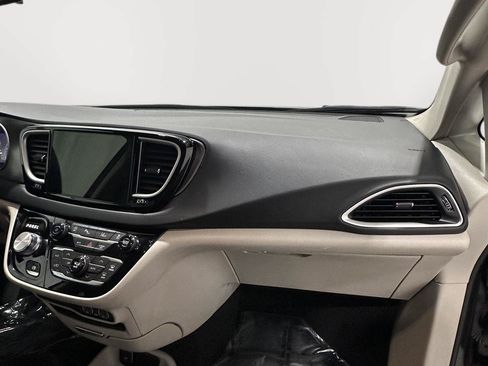 Used 2023 Chrysler Pacifica Touring-L FWD image 25