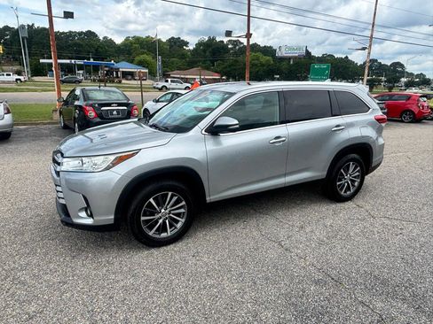 Used 2019 Toyota Highlander XLE FWD image 8