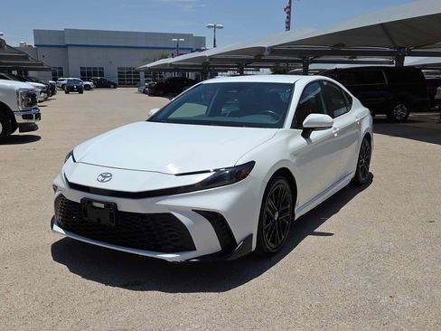 Used 2025 Toyota Camry SE FWD image 4