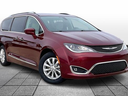 Used 2020 Chrysler Pacifica Touring-L w/ Premium Audio Group image 2