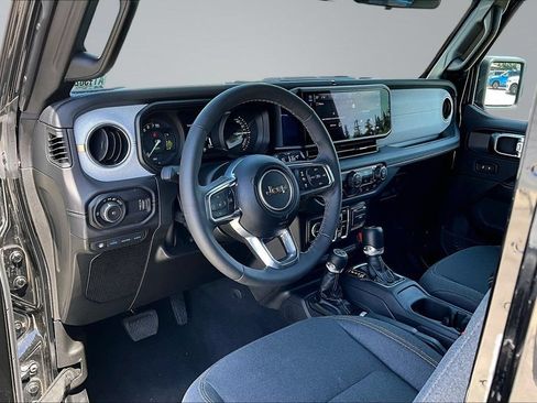 Used 2025 Jeep Wrangler Unlimited Sahara w/ Safety Group AWD/4WD image 4