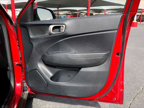 Used 2025 Hyundai Venue SEL image 22