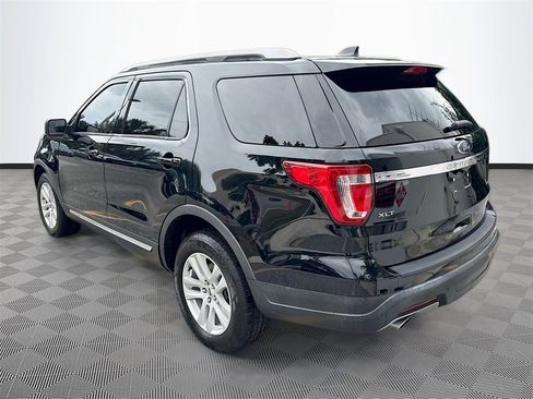 Used 2018 Ford Explorer XLT image 6