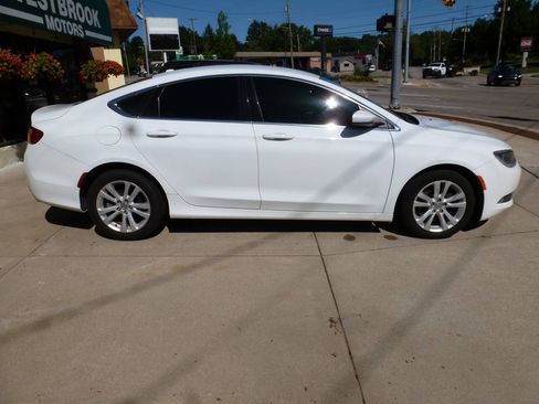 Used 2017 Chrysler 200 Limited w/ Convenience Group FWD image 5