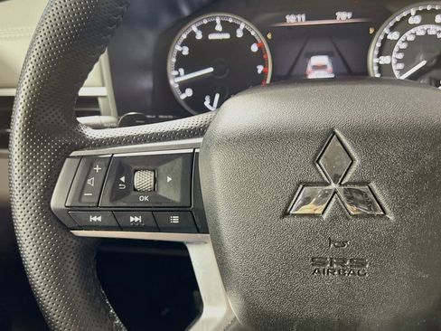 Used 2025 Mitsubishi Outlander SE FWD image 19
