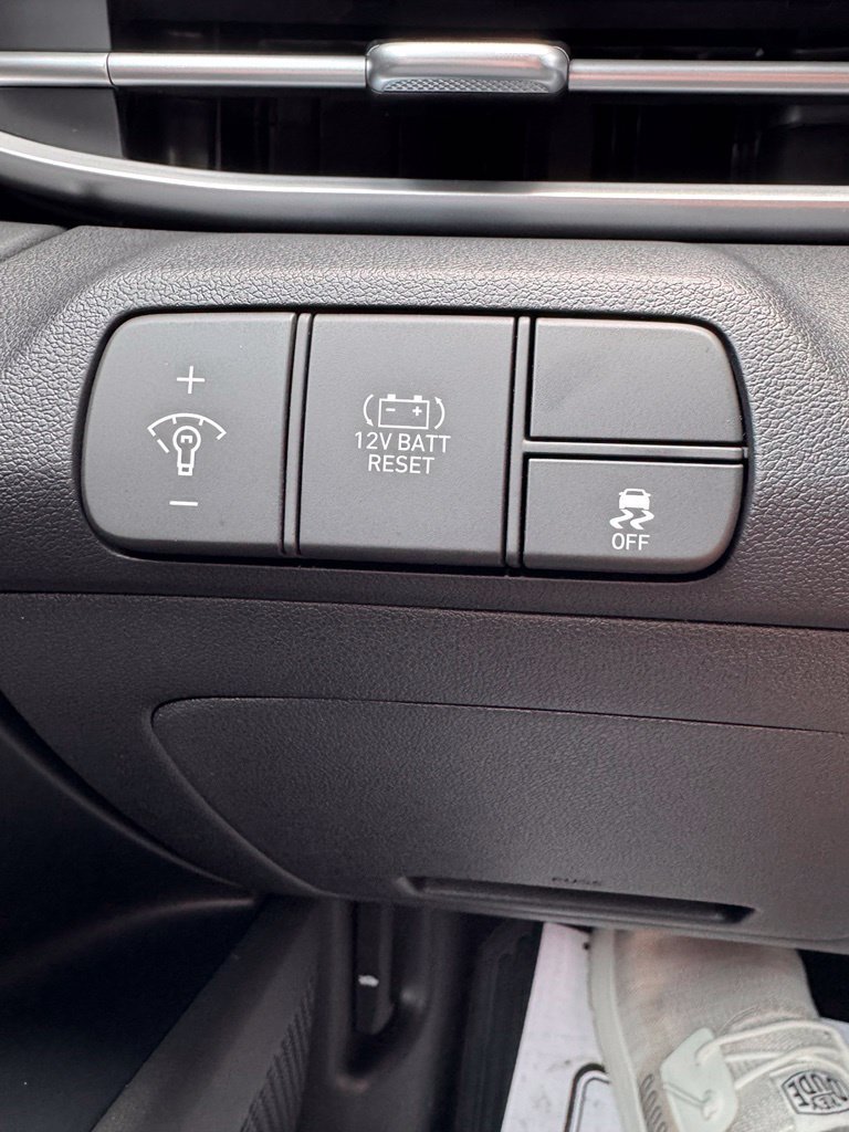 Used 2026 Hyundai Elantra Hybrid FWD image 24