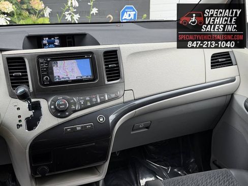 Used 2014 Toyota Sienna SE FWD image 36