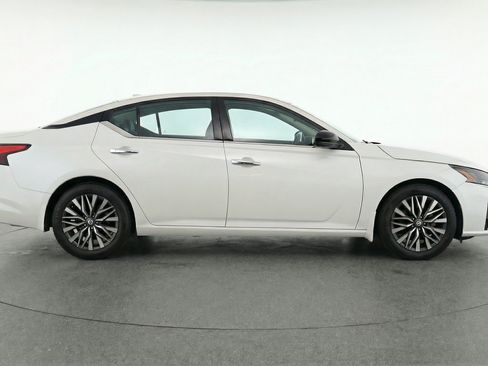 Used 2025 Nissan Altima 2.5 SV FWD image 11