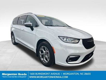 Used 2023 Chrysler Pacifica Limited w/ Uconnect Theater Family Group