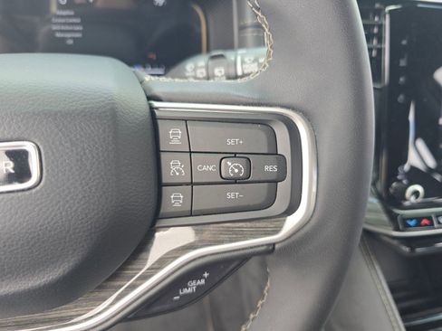 Used 2022 Jeep Wagoneer Series III w/ Flexible Seating Group image 29