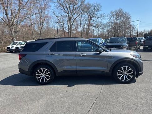 Certified 2025 Ford Explorer ST-Line AWD/4WD image 9